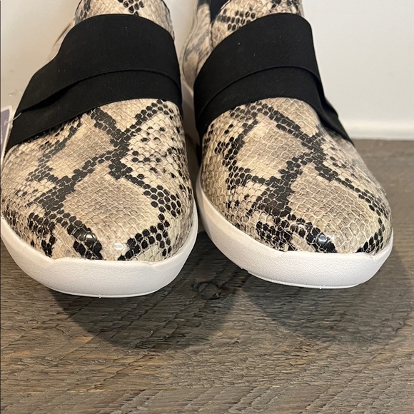 NWT - Clarks Women’s Kayleigh River Taupe Snake Slip-On Loafers - Size 10 - Picture 5 of 7